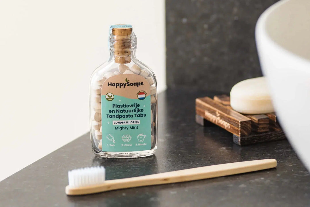 Een flesje zeep naast een tandenborstel: Tandpasta Tabs - Zonder Fluoride - Mighty Mint.