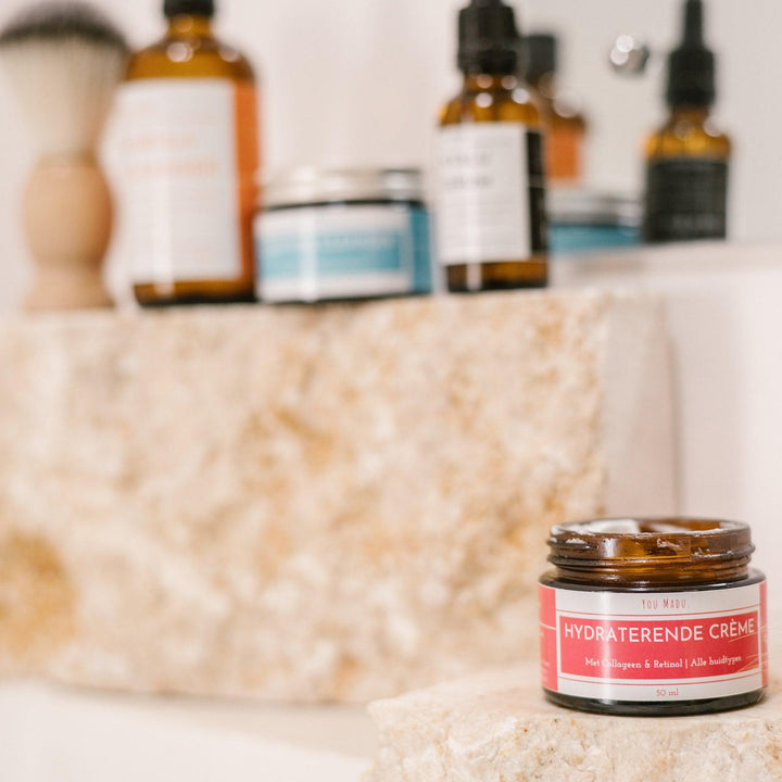 Een potje crème met collageen en retinol op een aanrecht.